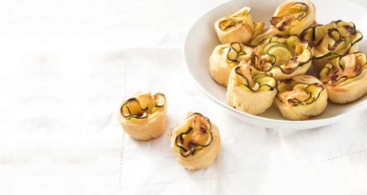 Blätterteig-Muffins mit Zucchinischeiben